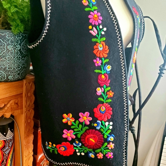 Vintage 60s Felt Embroidered Flower Power Vest - Picture 3 of 10